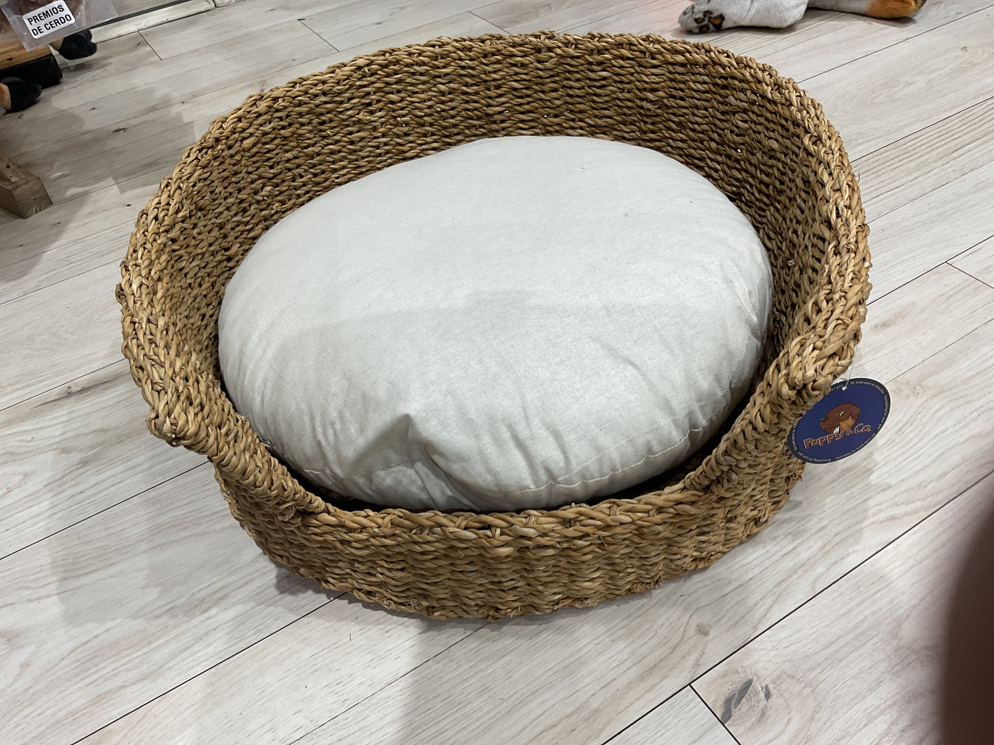 Cama redonda con cogin blanco 011
