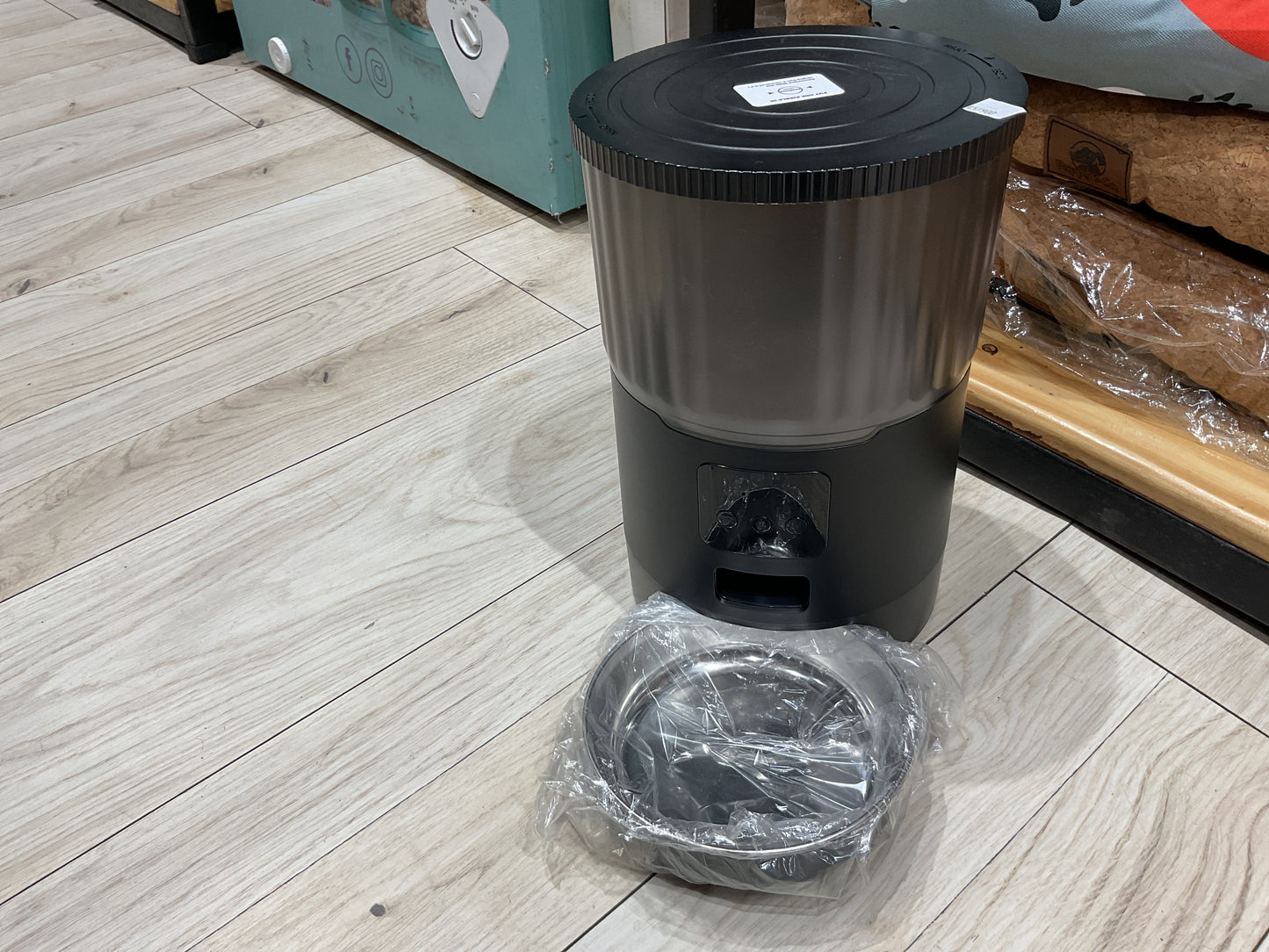 Dispensador de alimentos y agua