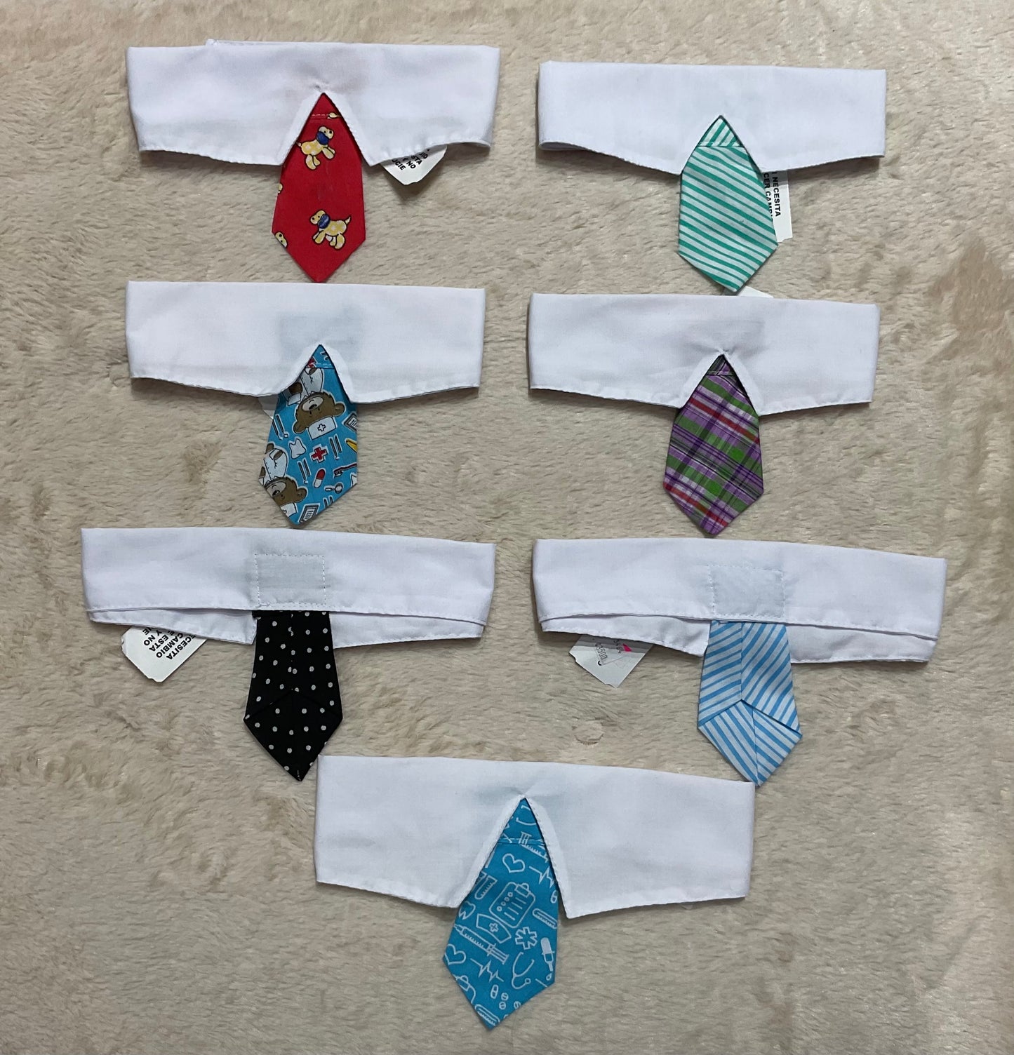 Corbata con broches para mascotas