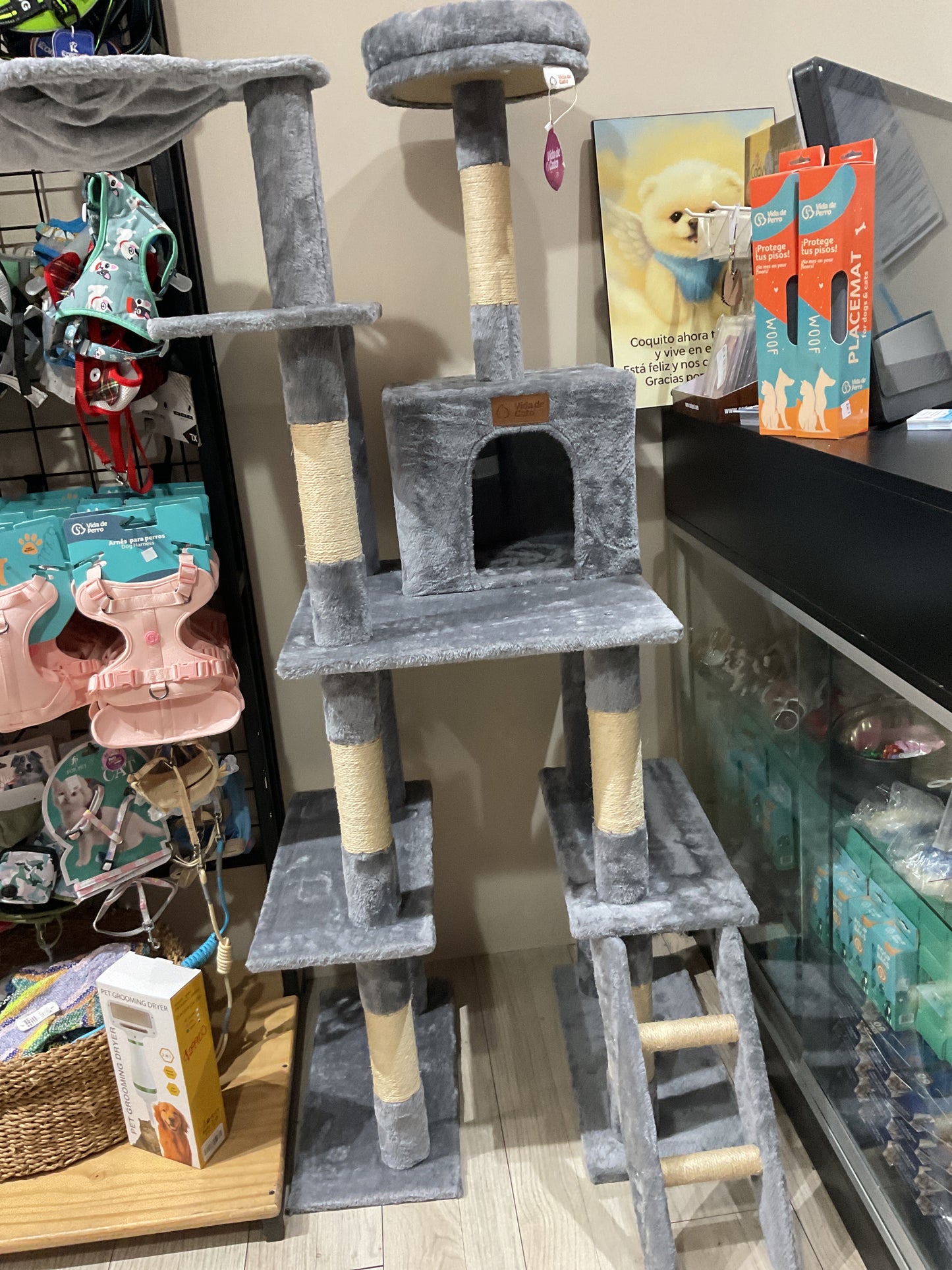 Rascador gris grande