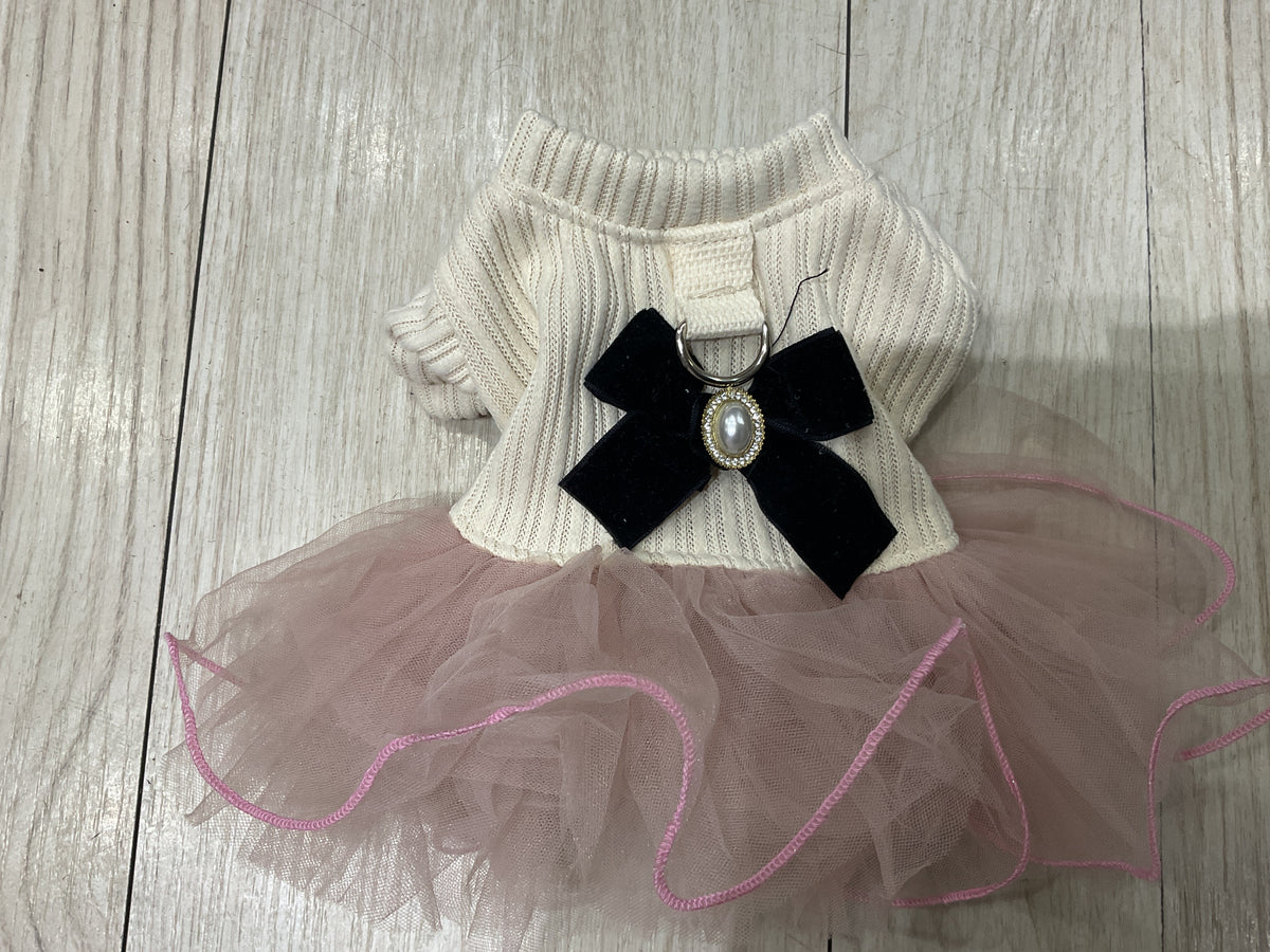 Vestido crema con rosa y un moño negro
