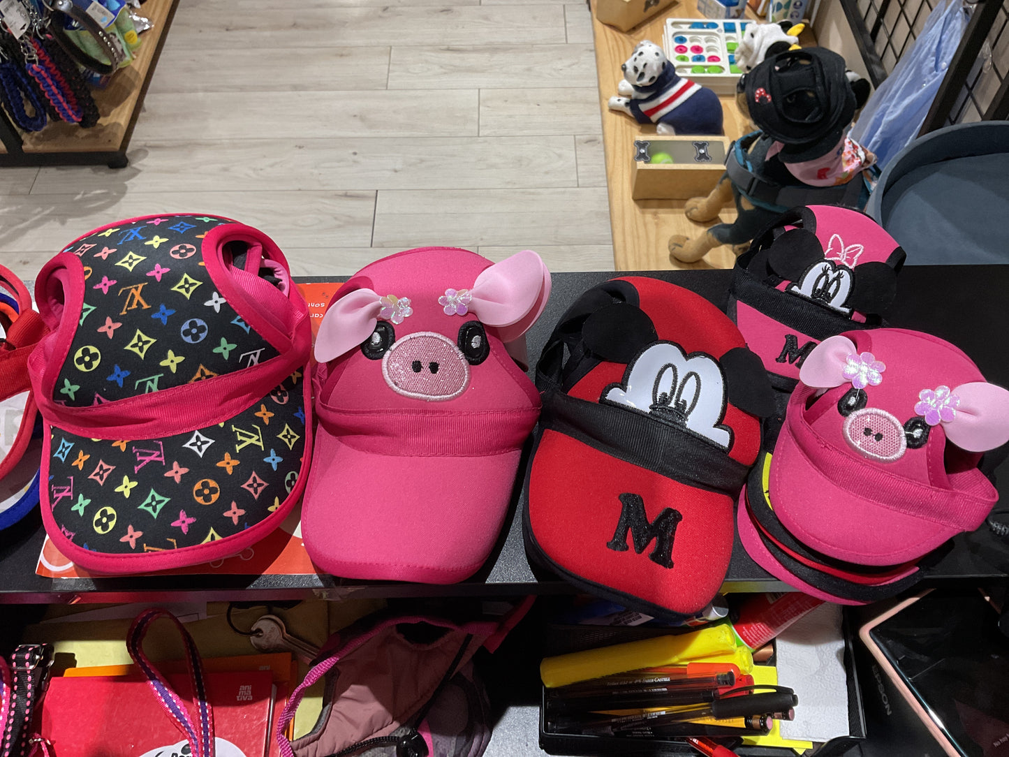 Gorras de varios personajes