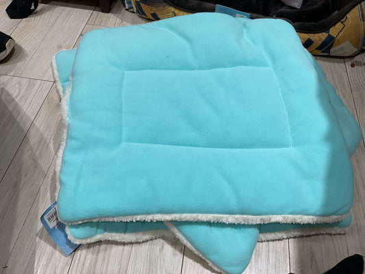 Cama colcha turquesa y rosada
