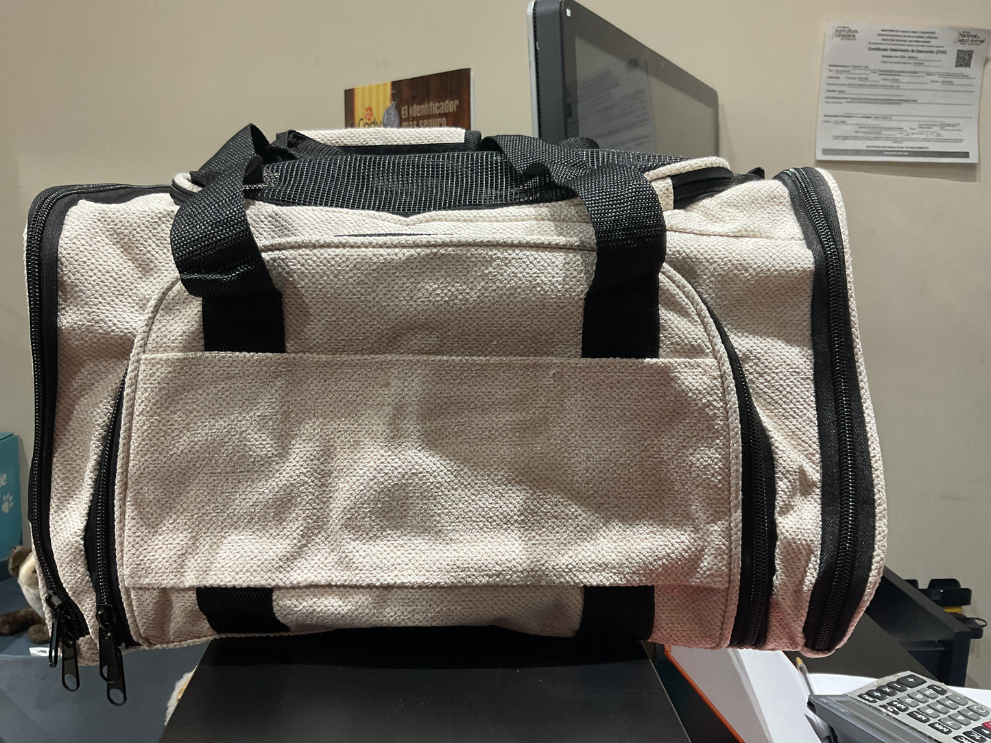 Bolso cargador para mascota color crema con negro