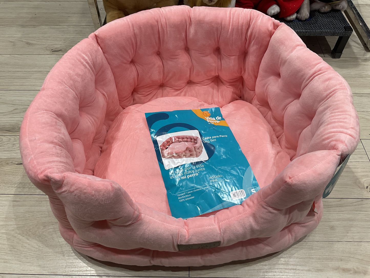 Cama rosada con paredes vida de perro S 120