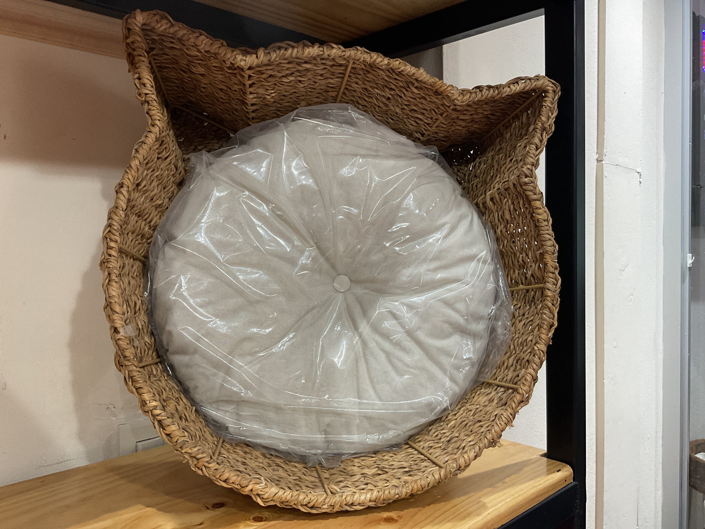 Cama forma de gato con cogin blanco 011
