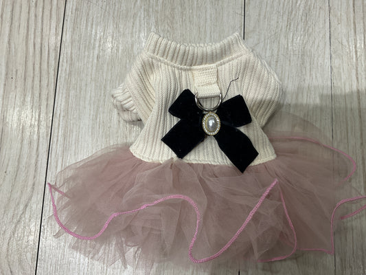 Vestido crema con rosa y un moño negro