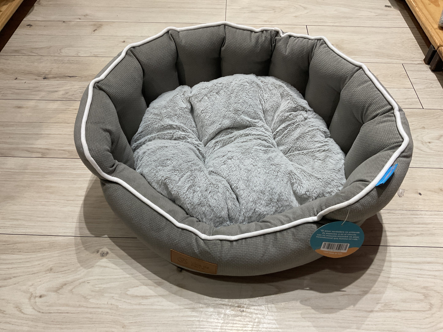 Cama para mascota gris y café nueva